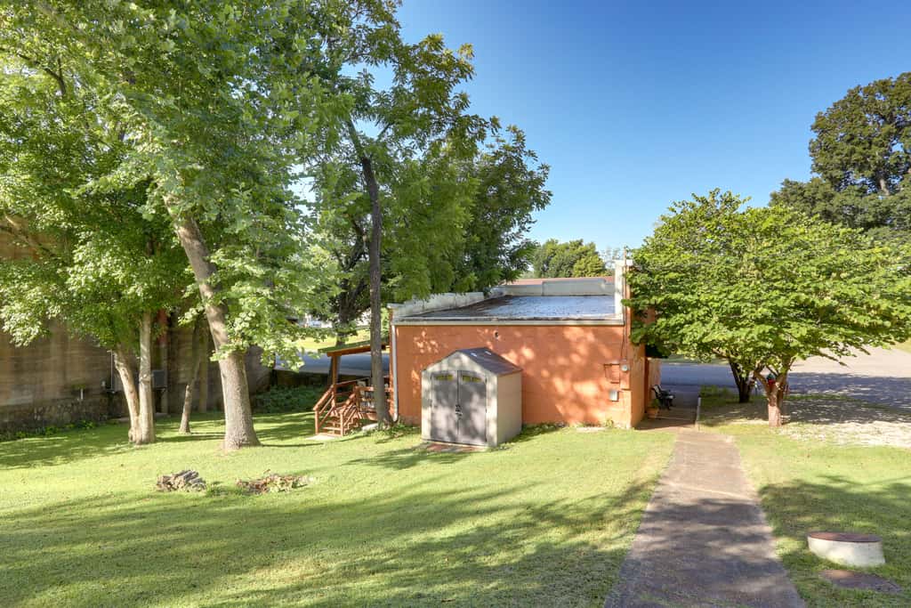 Walk to White River: Cozy Studio, Driftys Hideaway