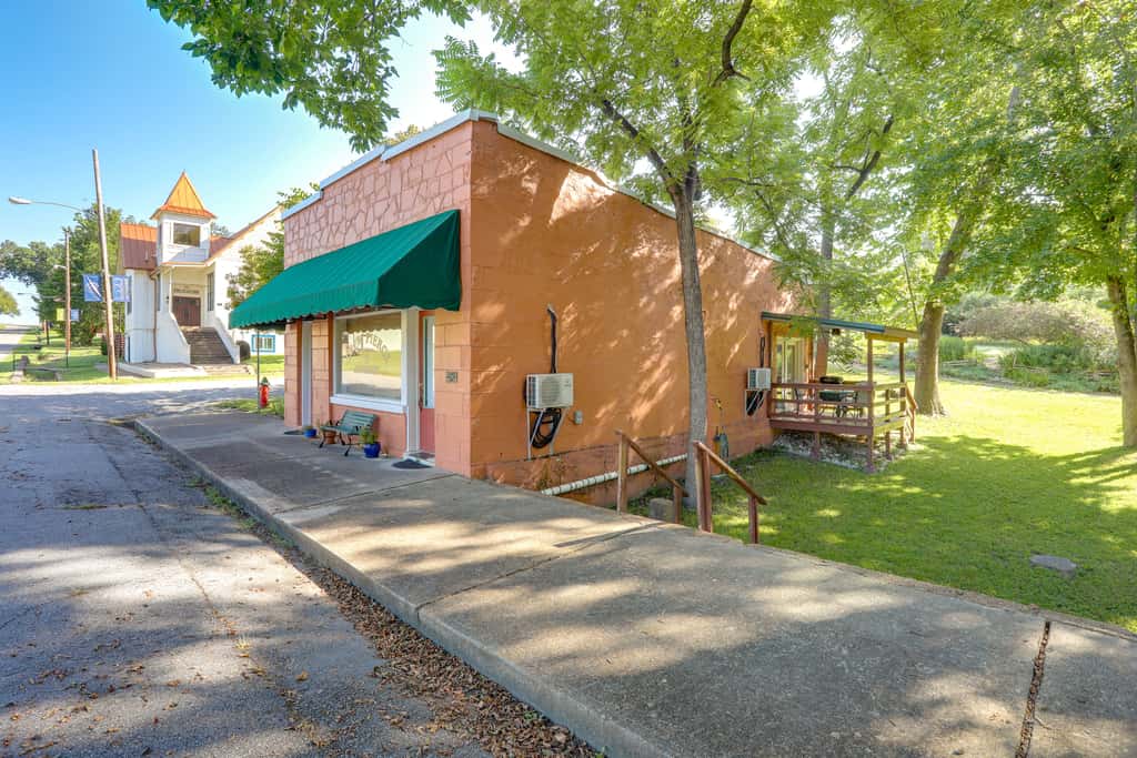 Walk to White River: Cozy Studio, Driftys Hideaway