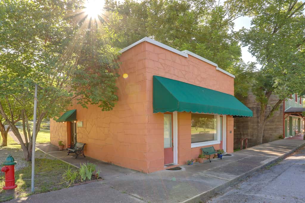 Walk to White River: Cozy Studio, Driftys Hideaway