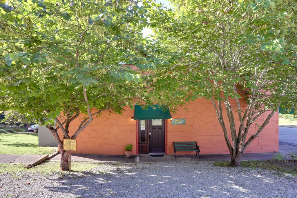 Walk to White River: Cozy Studio, Driftys Hideaway
