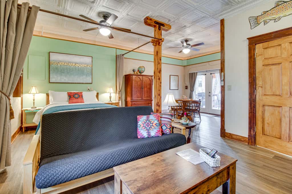 Walk to White River: Cozy Studio, Driftys Hideaway