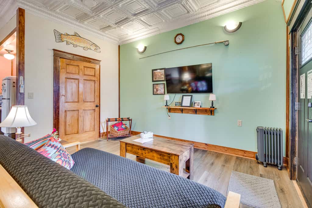 Walk to White River: Cozy Studio, Driftys Hideaway