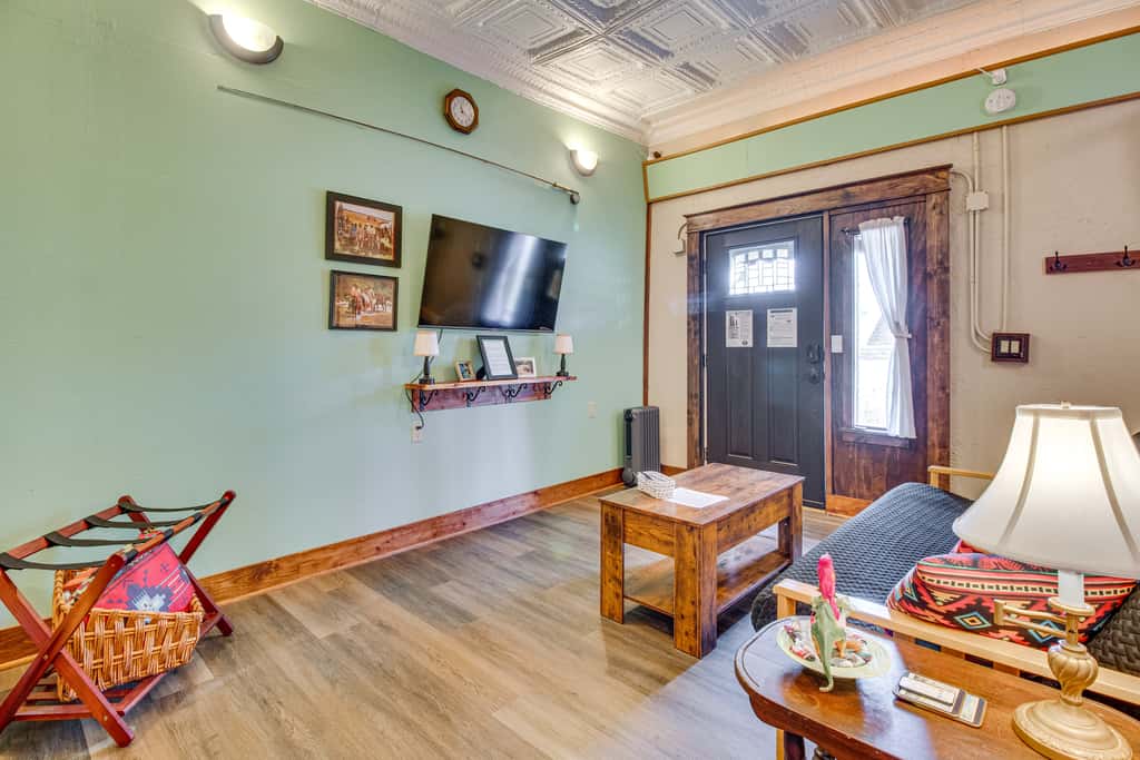 Walk to White River: Cozy Studio, Driftys Hideaway