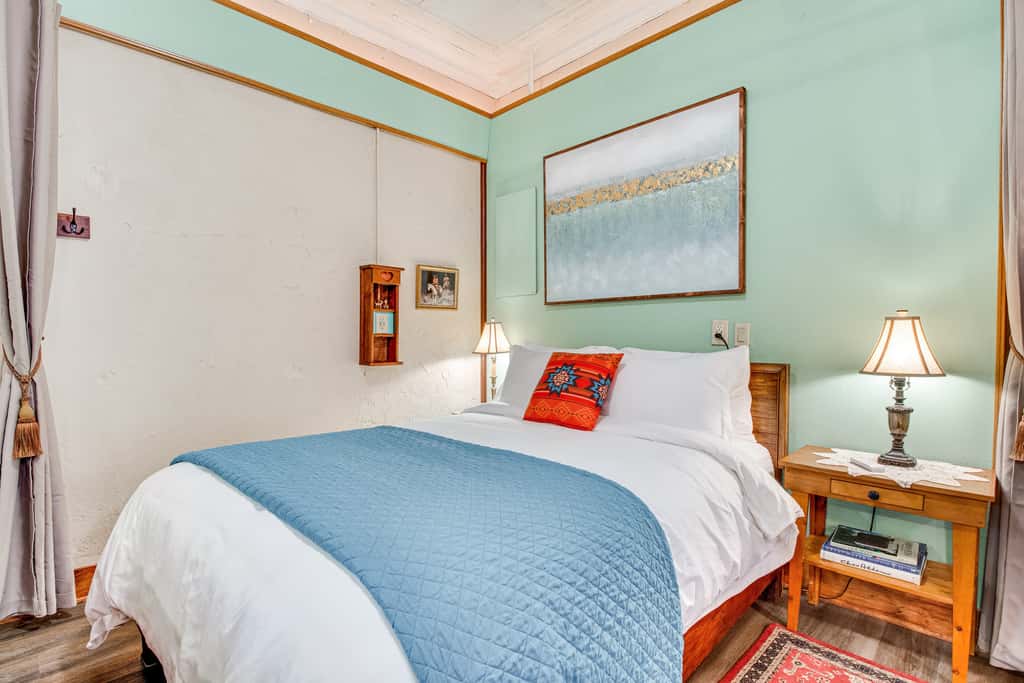 Walk to White River: Cozy Studio, Driftys Hideaway