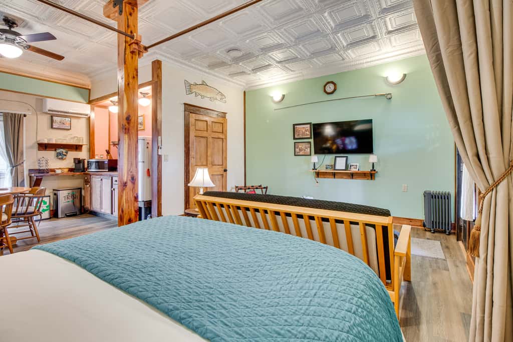 Walk to White River: Cozy Studio, Driftys Hideaway