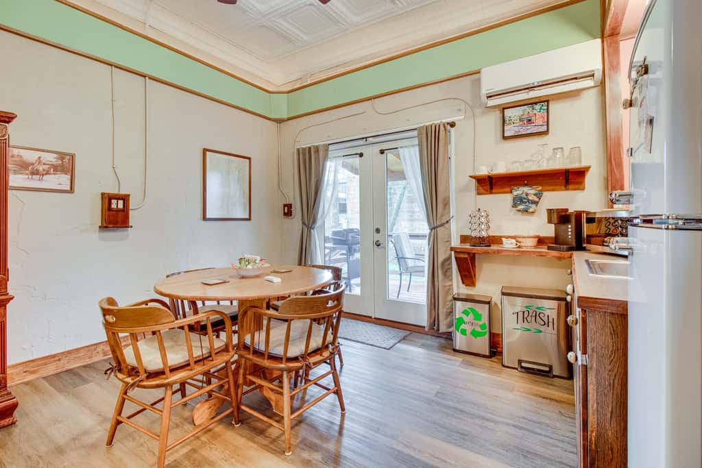 Walk to White River: Cozy Studio, Driftys Hideaway