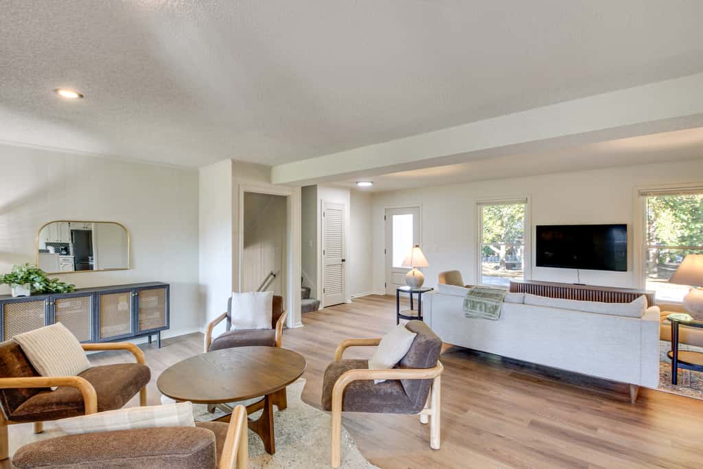 19 Mi to Kansas City: Group Retreat w/ Game Room!