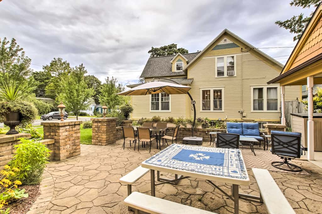Free WiFi Home w/ Balcony & Yard in Surgeon Bay