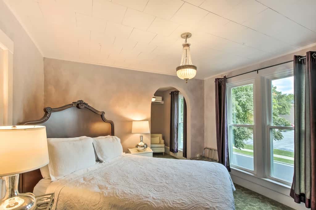 Free WiFi Home w/ Balcony & Yard in Surgeon Bay