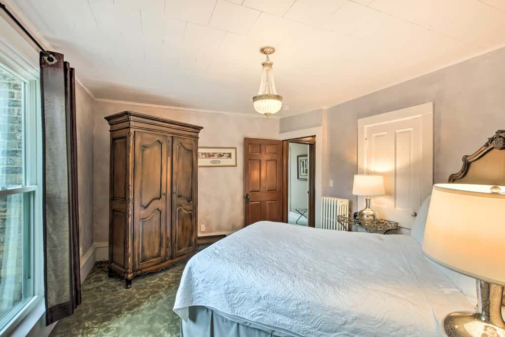 Free WiFi Home w/ Balcony & Yard in Surgeon Bay