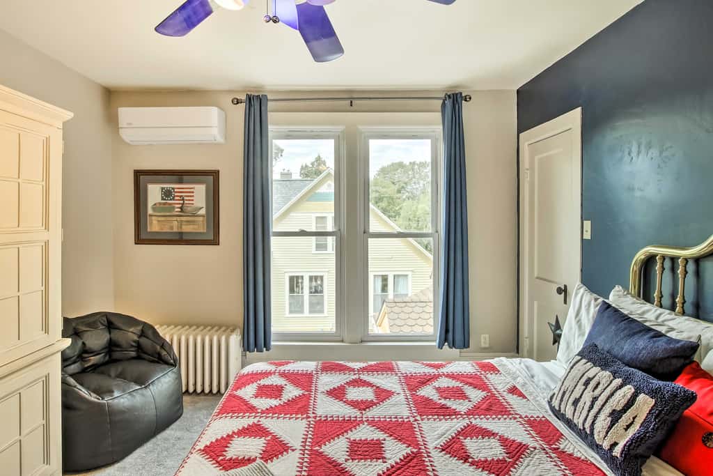 Free WiFi Home w/ Balcony & Yard in Surgeon Bay