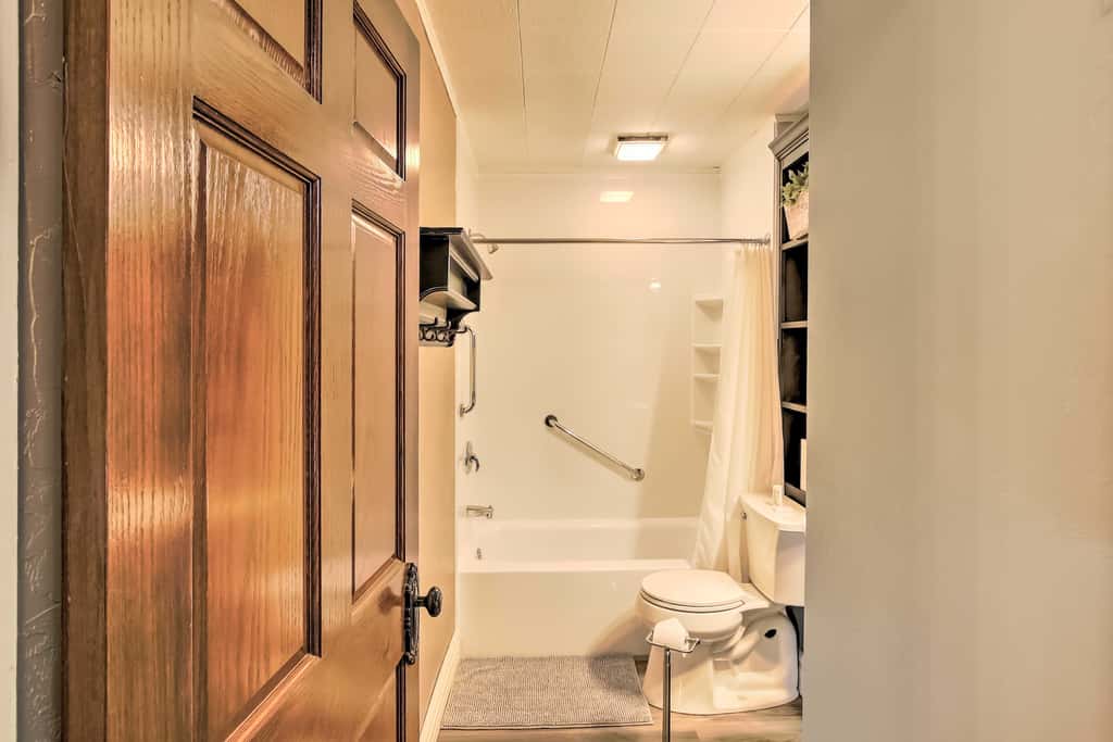 Free WiFi Home w/ Balcony & Yard in Surgeon Bay