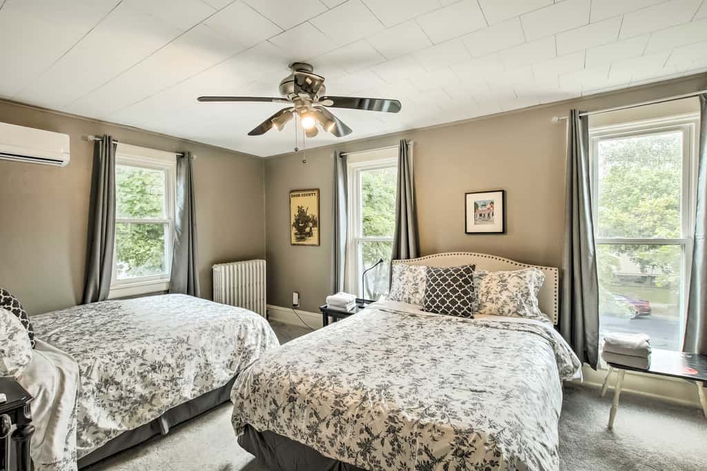 Free WiFi Home w/ Balcony & Yard in Surgeon Bay