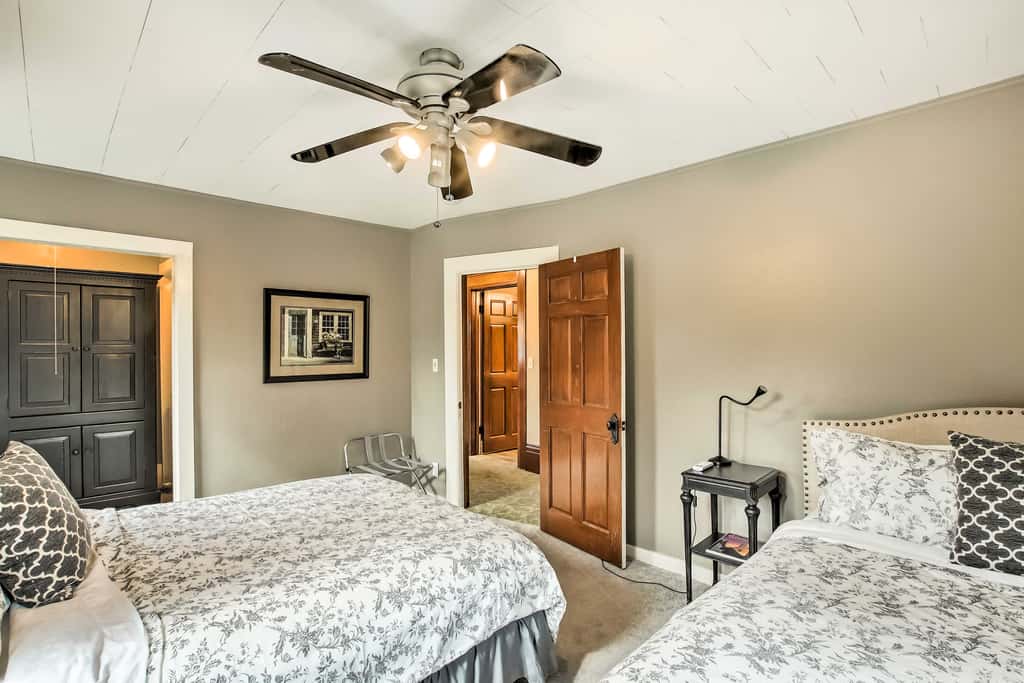 Free WiFi Home w/ Balcony & Yard in Surgeon Bay