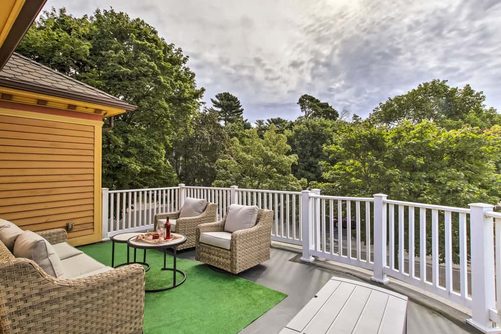 Free WiFi Home w/ Balcony & Yard in Surgeon Bay