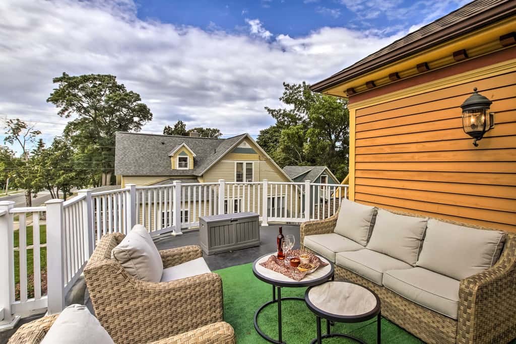 Free WiFi Home w/ Balcony & Yard in Surgeon Bay