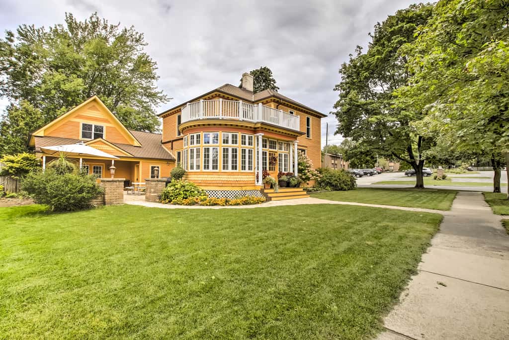 Free WiFi Home w/ Balcony & Yard in Surgeon Bay