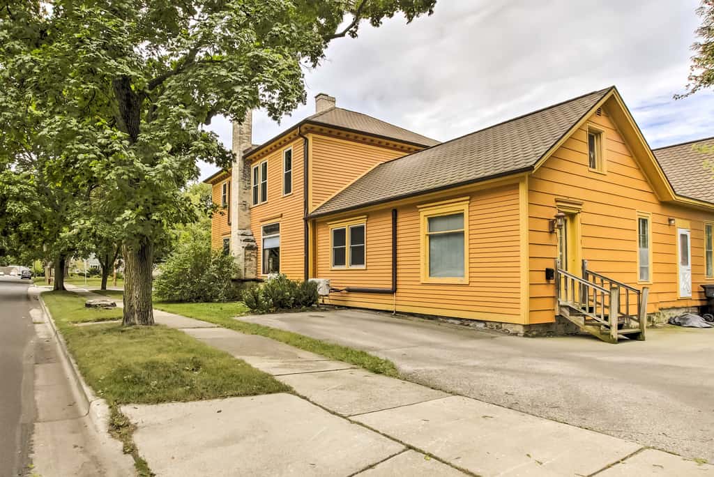 Free WiFi Home w/ Balcony & Yard in Surgeon Bay