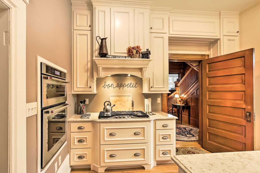 Free WiFi Home w/ Balcony & Yard in Surgeon Bay