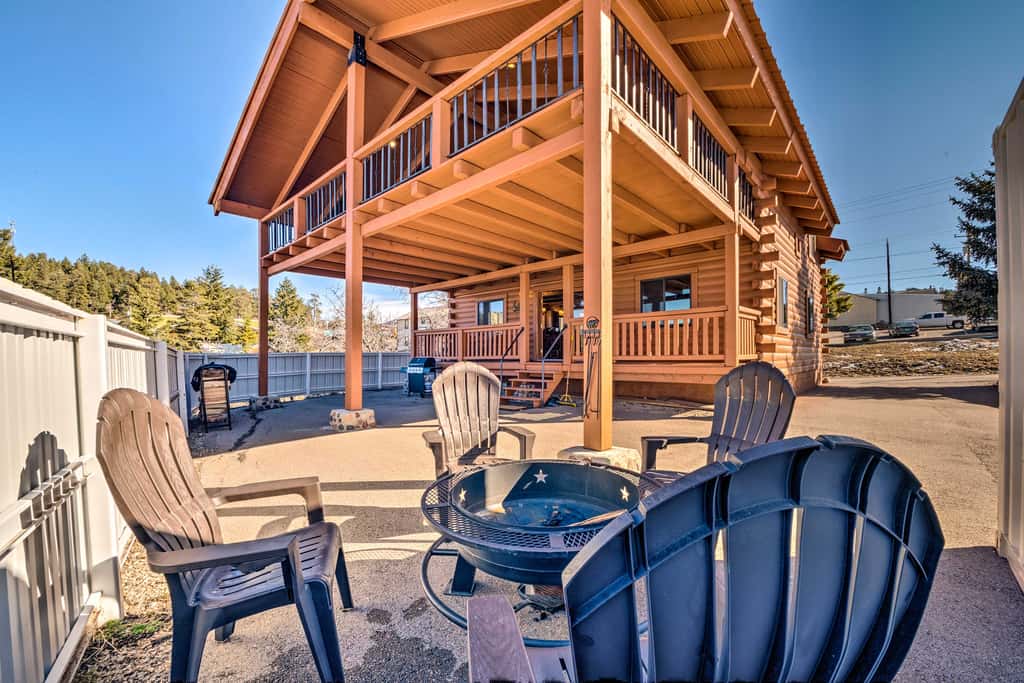 Pet-Friendly Cloudcroft Cabin: Walk to Shop, Food