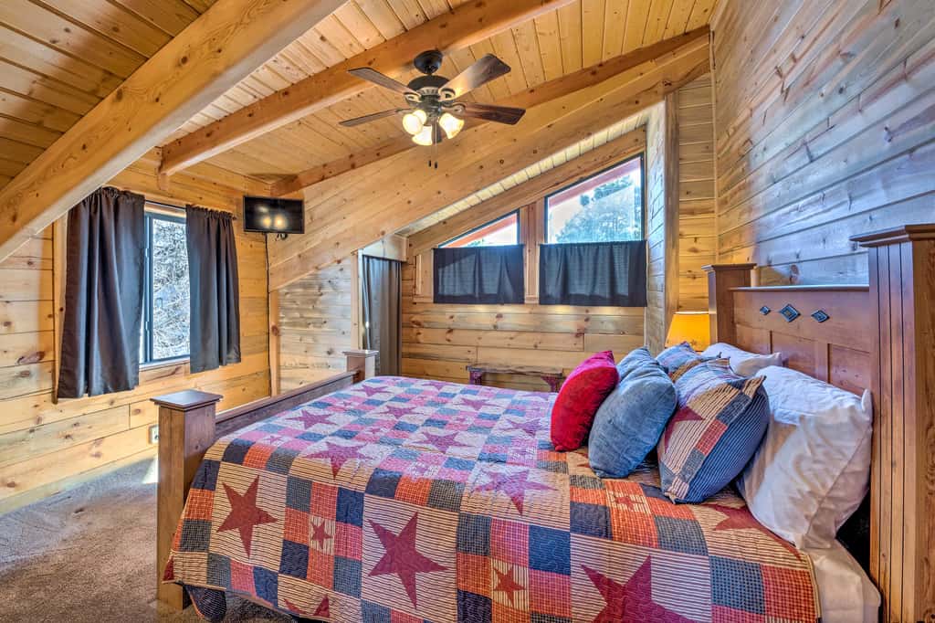 Pet-Friendly Cloudcroft Cabin: Walk to Shop, Food