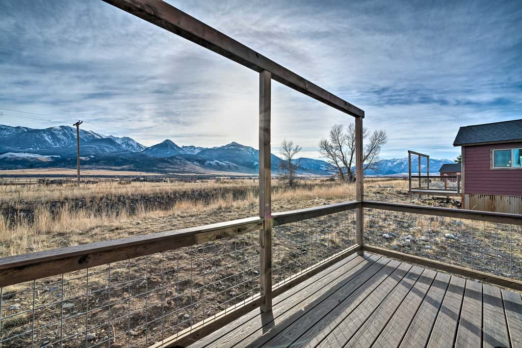 Romantic Gem w/ Mtn Views! Day Trip to Yellowstone