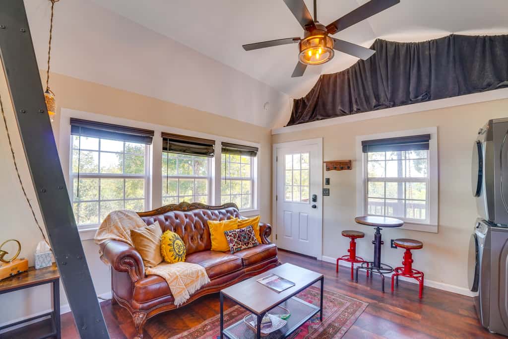 Whimsical Cabin w/ Grill < 4 Mi to Lake Brownwood!
