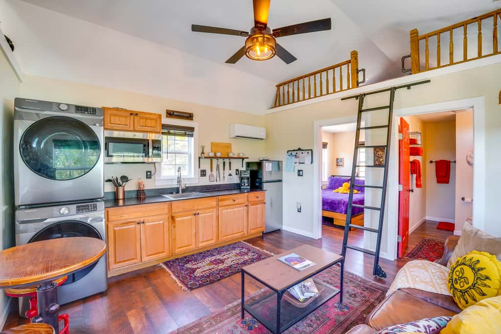 Whimsical Cabin w/ Grill < 4 Mi to Lake Brownwood!