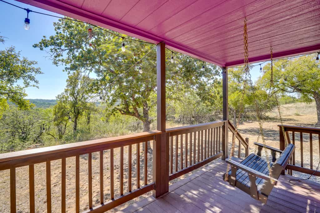 Whimsical Cabin w/ Grill < 4 Mi to Lake Brownwood!