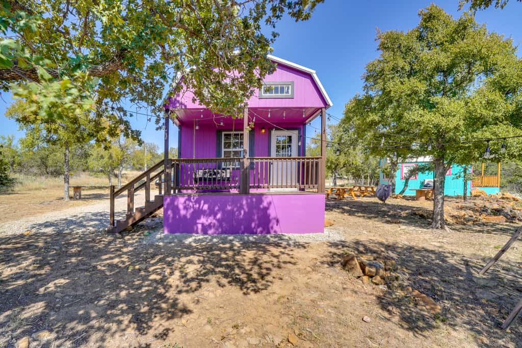 Whimsical Cabin w/ Grill < 4 Mi to Lake Brownwood!