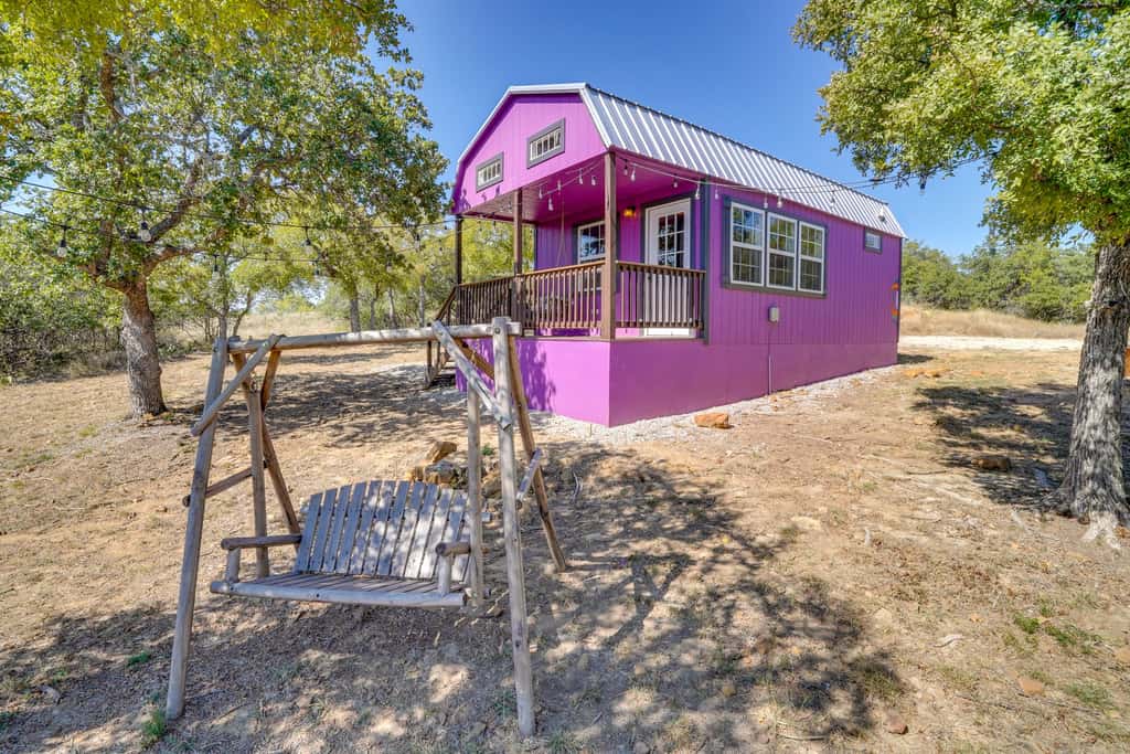 Whimsical Cabin w/ Grill < 4 Mi to Lake Brownwood!