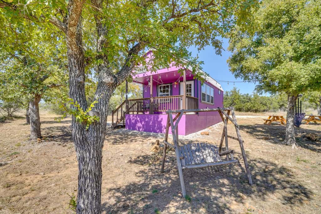 Whimsical Cabin w/ Grill < 4 Mi to Lake Brownwood!