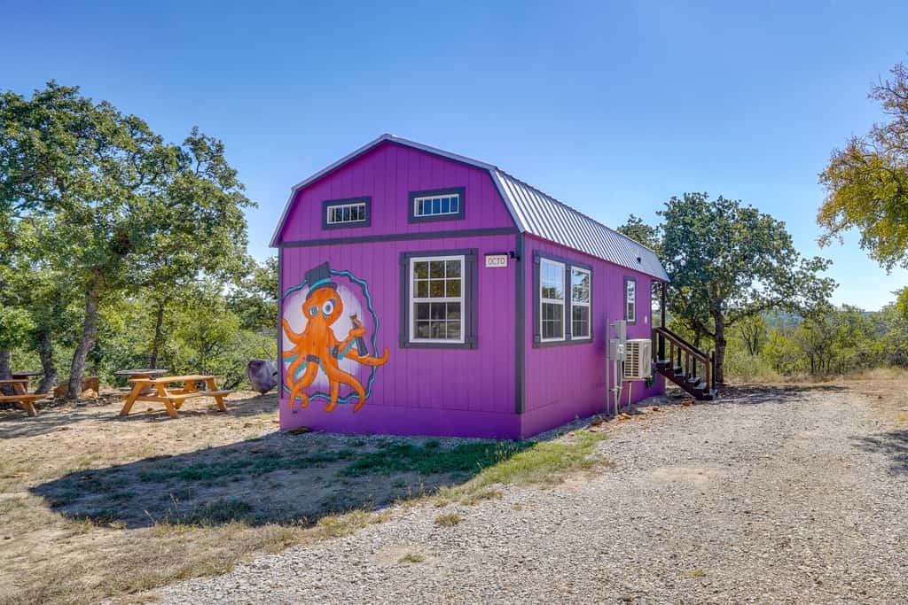 Whimsical Cabin w/ Grill < 4 Mi to Lake Brownwood!