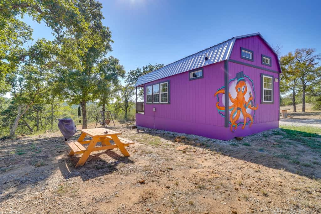 Whimsical Cabin w/ Grill < 4 Mi to Lake Brownwood!