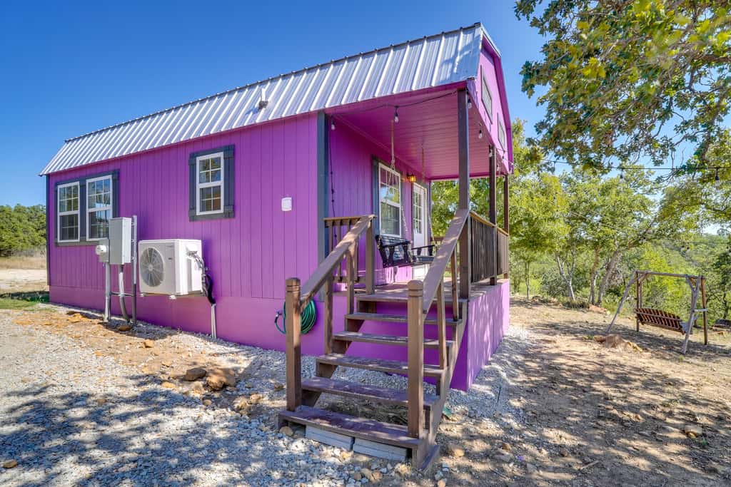 Whimsical Cabin w/ Grill < 4 Mi to Lake Brownwood!