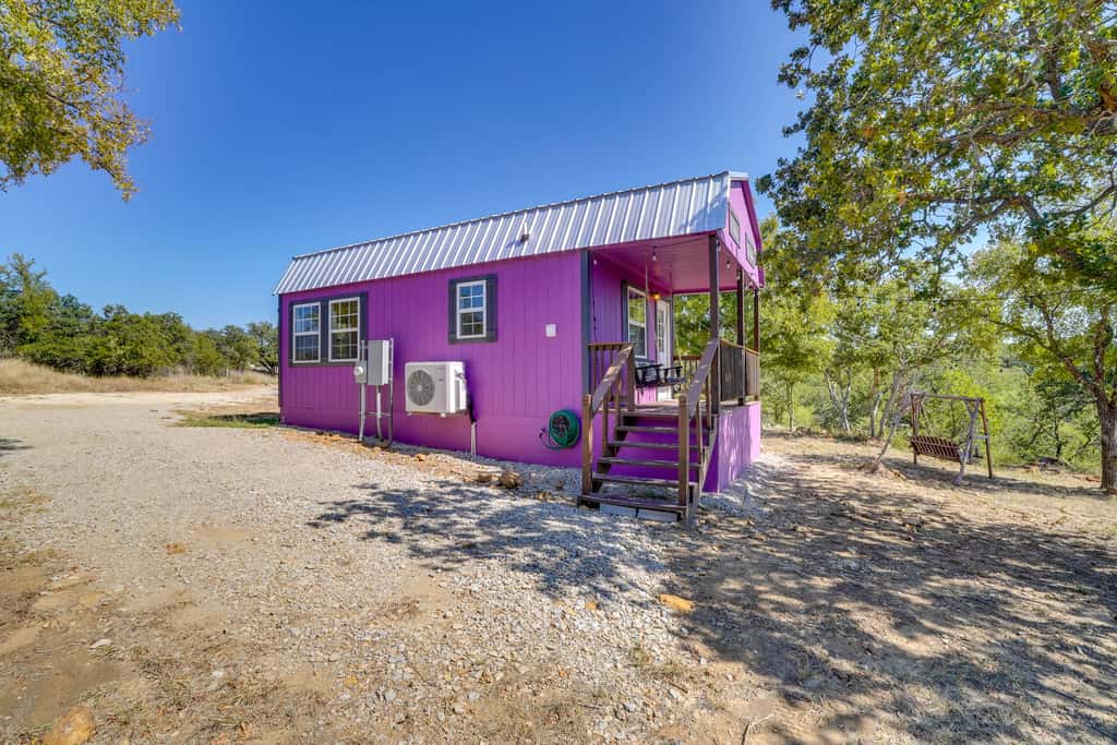 Whimsical Cabin w/ Grill < 4 Mi to Lake Brownwood!