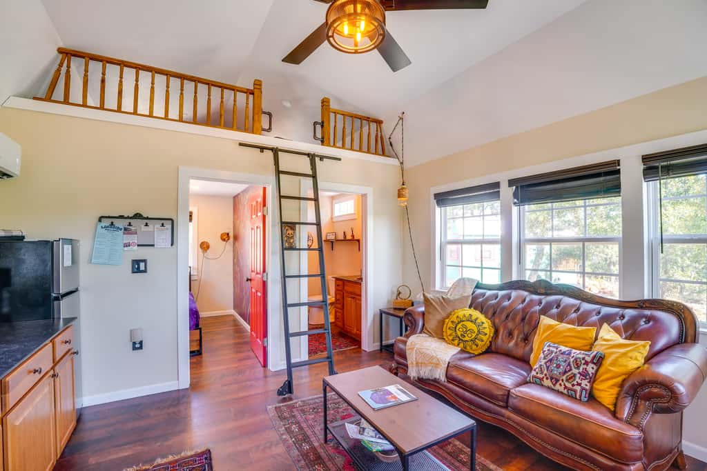 Whimsical Cabin w/ Grill < 4 Mi to Lake Brownwood!