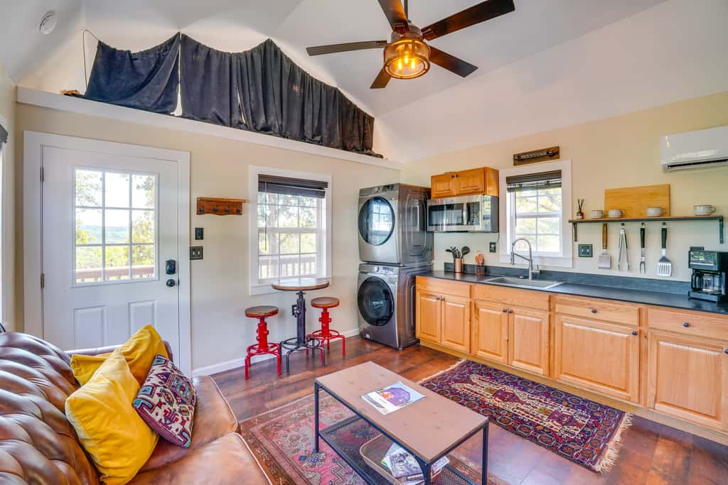 Whimsical Cabin w/ Grill < 4 Mi to Lake Brownwood!