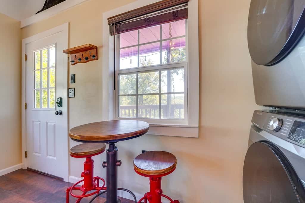 Whimsical Cabin w/ Grill < 4 Mi to Lake Brownwood!