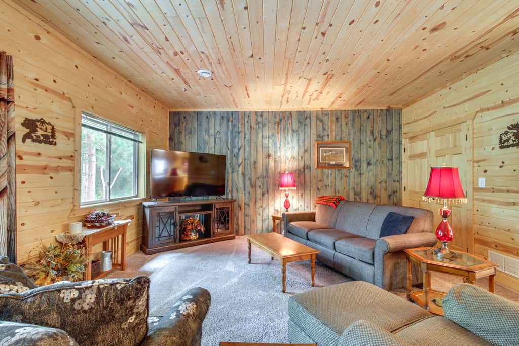 Pequot Lakes Vacation Rental w/ Patio & Fire Pit