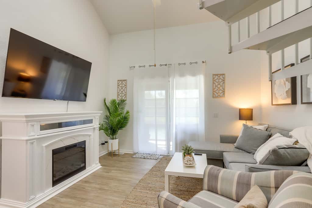 Charming Condo on Lake Erie w/ Community Pool