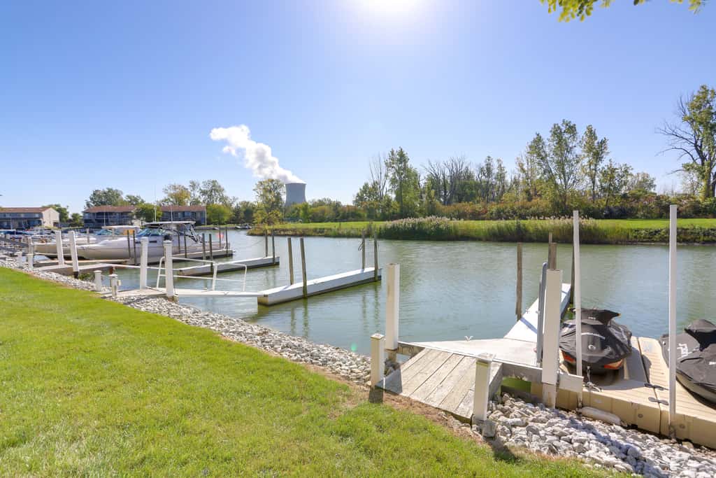 Charming Condo on Lake Erie w/ Community Pool