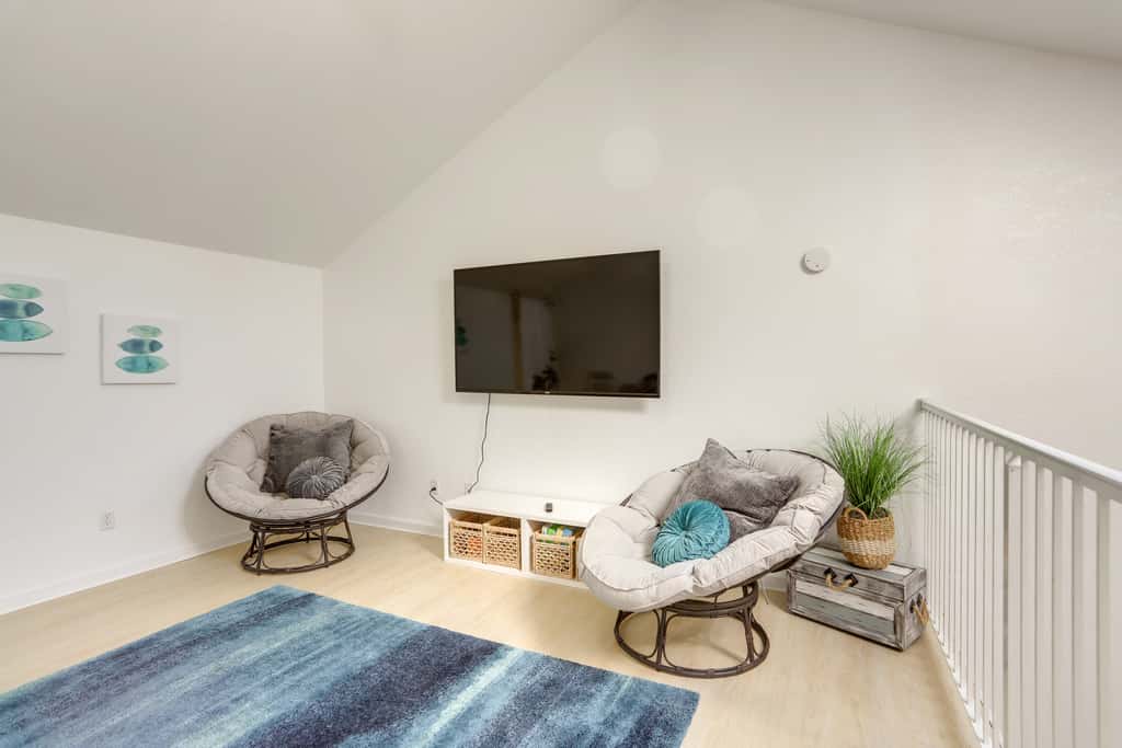Charming Condo on Lake Erie w/ Community Pool