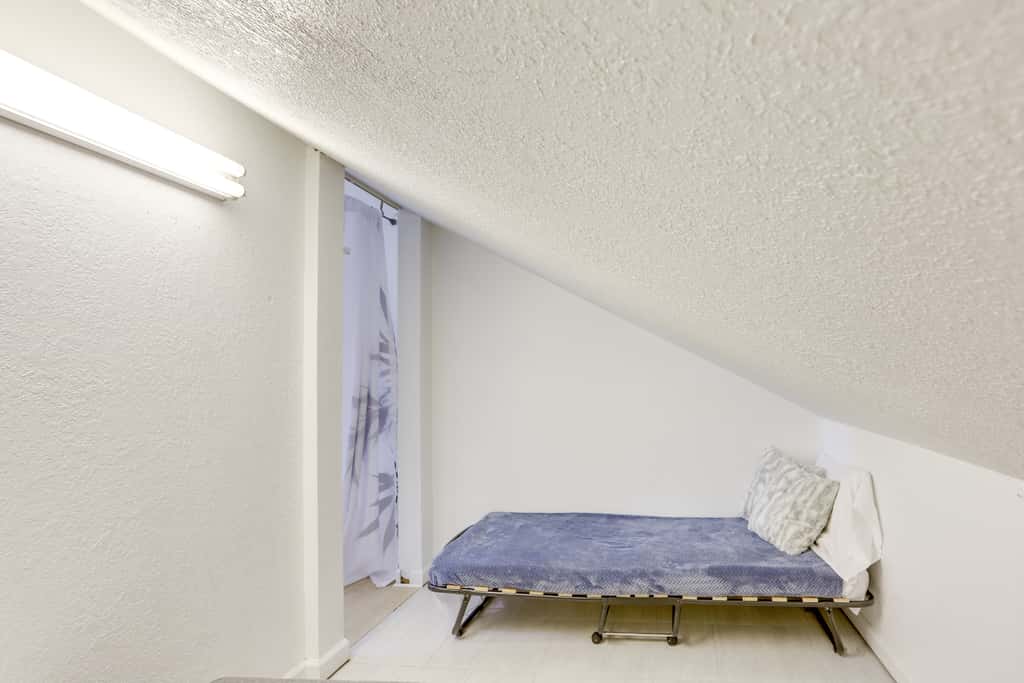 Charming Condo on Lake Erie w/ Community Pool