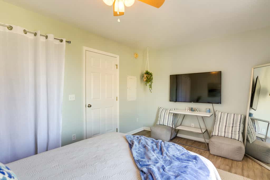 Charming Condo on Lake Erie w/ Community Pool