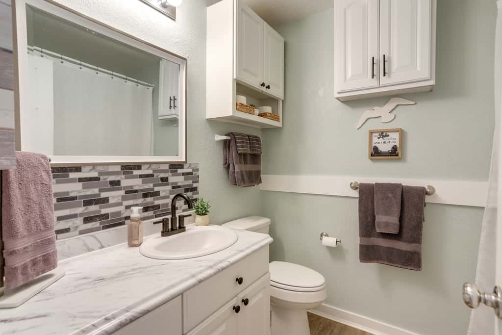 Charming Condo on Lake Erie w/ Community Pool
