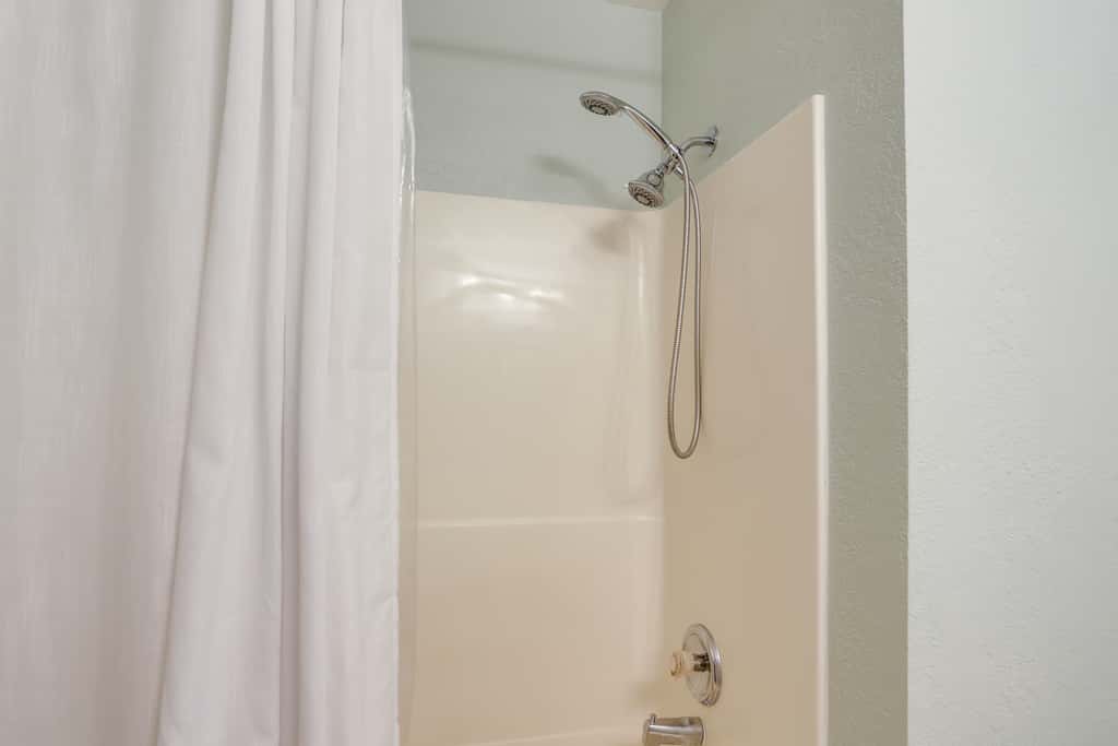 Charming Condo on Lake Erie w/ Community Pool