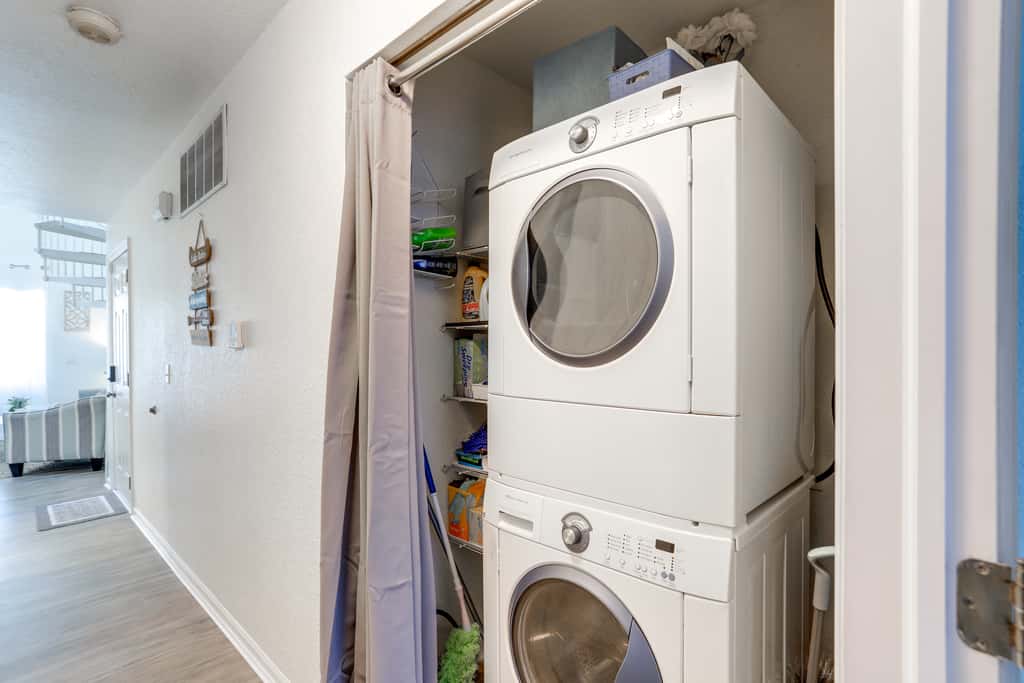 Charming Condo on Lake Erie w/ Community Pool