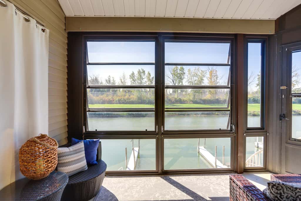 Charming Condo on Lake Erie w/ Community Pool