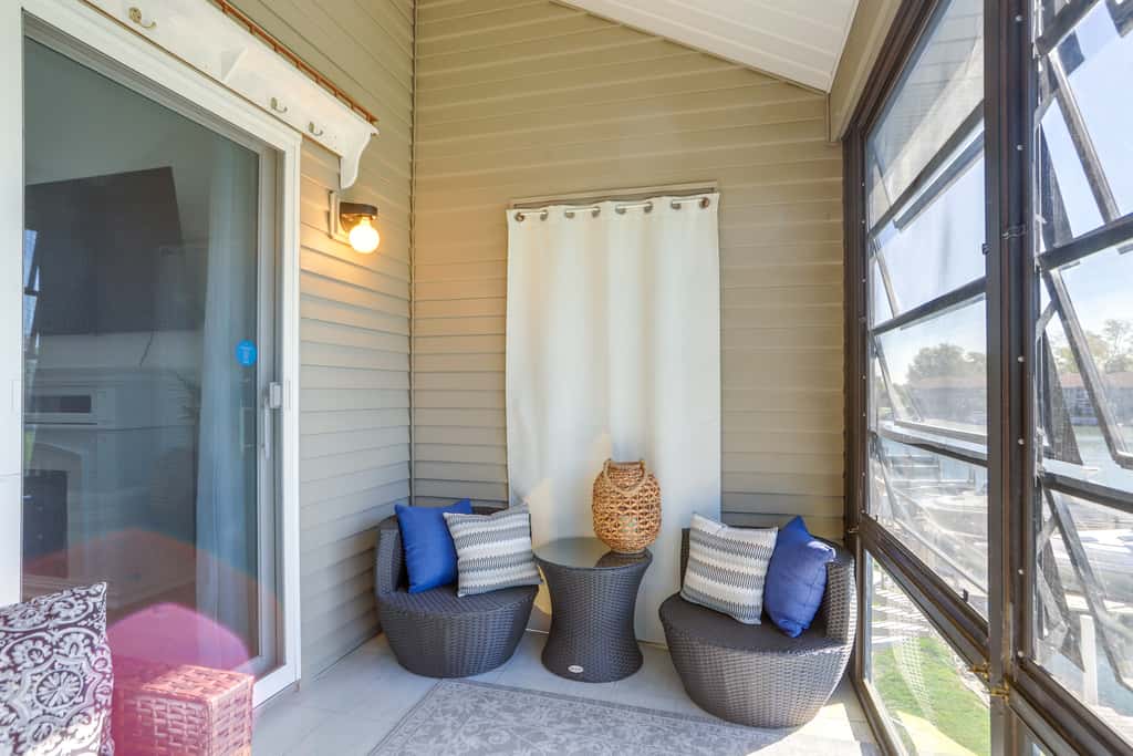 Charming Condo on Lake Erie w/ Community Pool